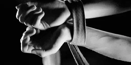 “探索圣水的奥秘：它在BDSM文化中扮演了怎样的角色？” 一